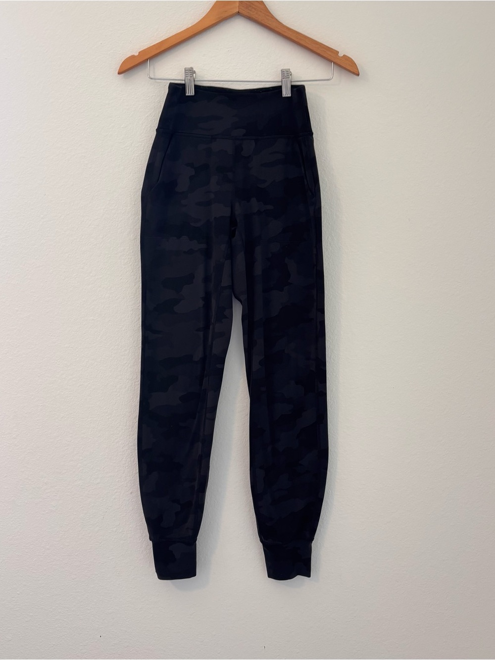 Lululemon women’s black/gray camo jogger size 4